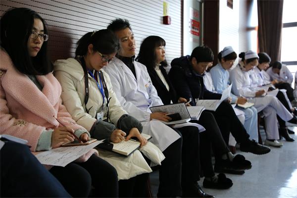 1-15工作人员认真听取问题反馈.JPG