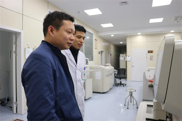 1-1查看临检仪器.JPG