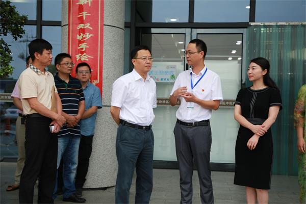 1-5区委书记潘建华了解医共体建设情况.JPG