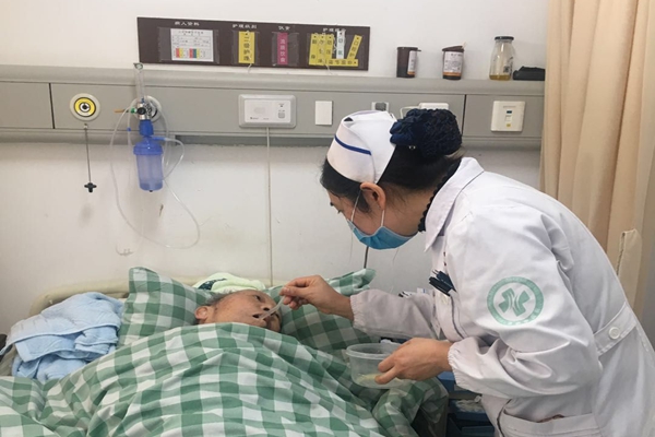 2-1拔除鼻饲管之后的病人,护士长精心的照顾.jpg 2-1拔除鼻饲管之后的病人,护士长精心的照顾.jpg