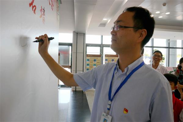 1-2沈杰院长参加签名活动.JPG
