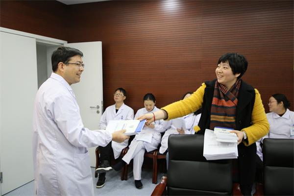 2-3发放微腐败警示录.JPG