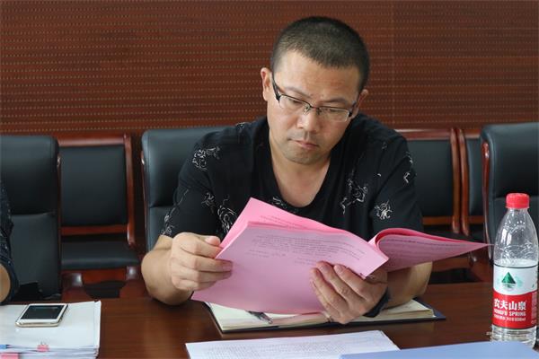 2-2黄明荀主任查阅资料.JPG