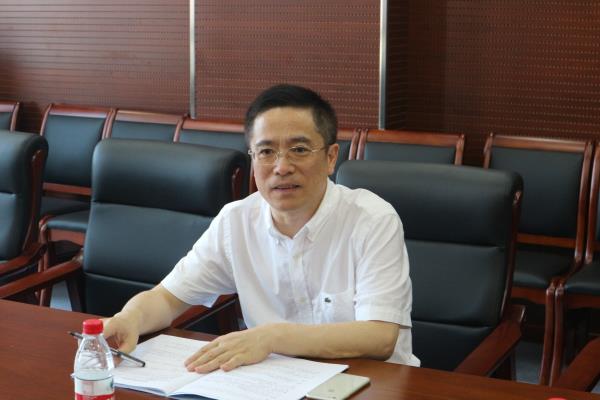 1-2项锡贵主任认真听取汇报.JPG