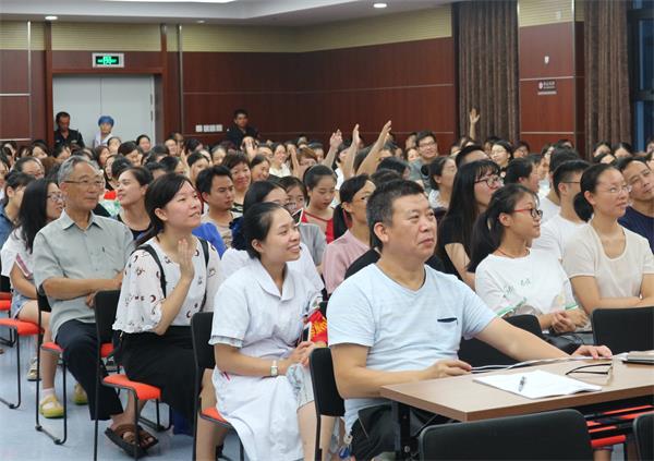 1-1大家积极举手发言.jpg 1-1大家积极举手发言.jpg