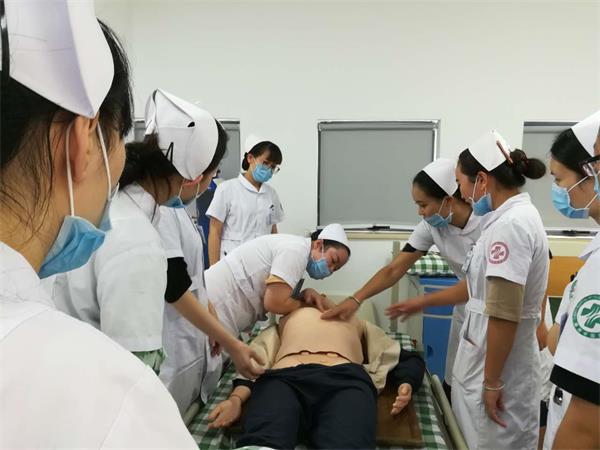 2-2医护人员积极操作.jpg 2-2医护人员积极操作.jpg