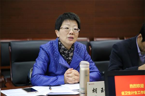 2-3胡玉璋副巡视员认真听取工作汇报.JPG