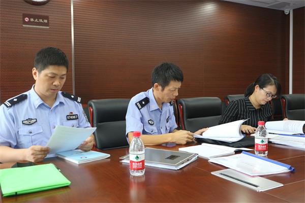1-2督察组查阅相关台账.JPG