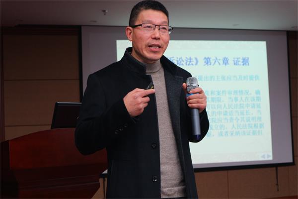 1-1方主任为大家讲解相关法律法规.JPG