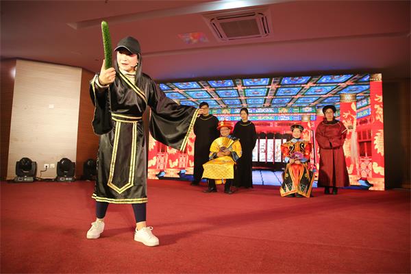 2-3医共体成员单位带来小品《后宫选妃》.JPG