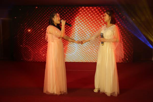 2-4合唱《一个像夏天一个像秋天》.JPG