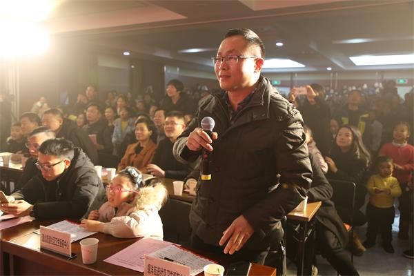 2-24嘉宾抽取幸运奖.JPG