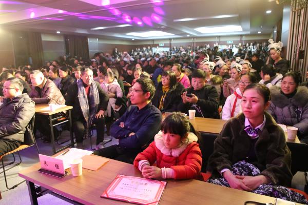 2-26晚会现场座无虚席.JPG