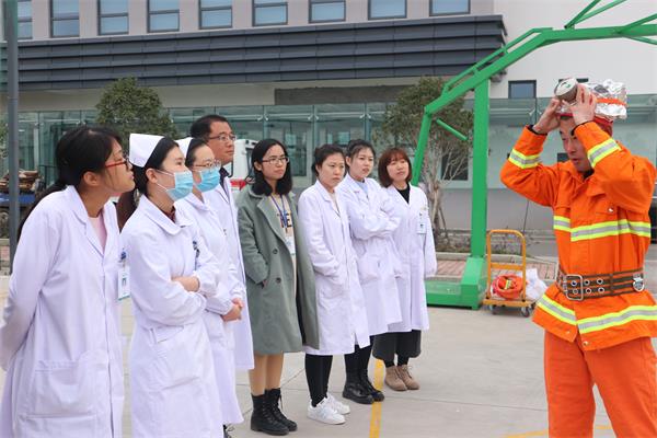 1-1过滤式消防自救呼吸器演示.JPG