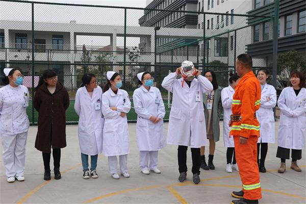 1-2培训人员进行实践操作.JPG