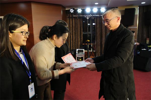 1-6叶云国副局长为创建全国卫生城市先进集体颁奖.JPG