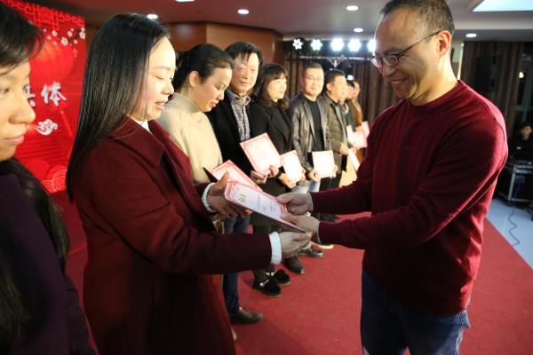 1-7应波栋副主任为优秀管理干部颁奖.JPG