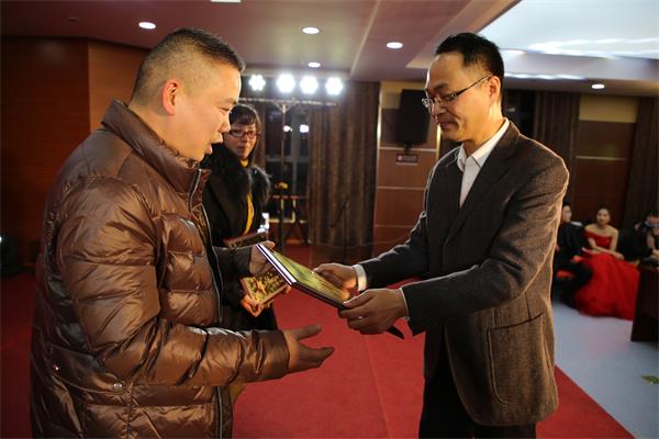 1-8沈杰院长为志愿者合作优秀团队颁奖.JPG