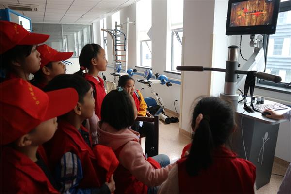 2-6康复科里的“切水果游戏”.JPG