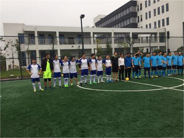 3-3冒雨准备开始球赛.jpg 3-3冒雨准备开始球赛.jpg