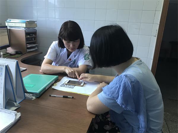 4-1工作照指导孕妇使用母子手册.jpg