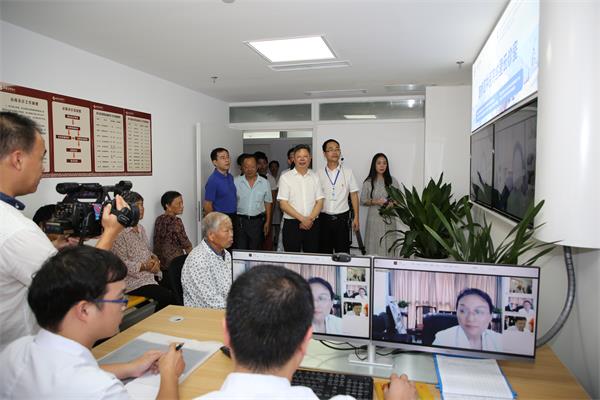 1-3视察远程会诊中心.JPG