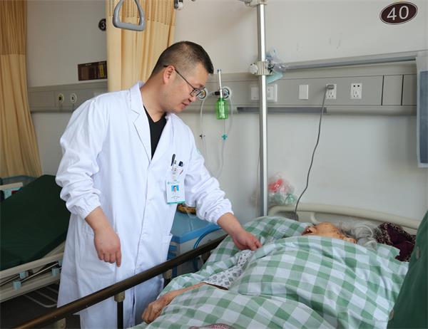 3-4林主任进行日常查房.jpg