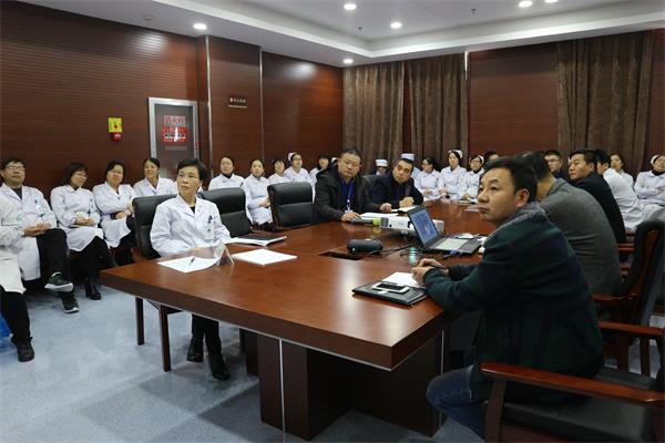 观看警示教育视频.JPG