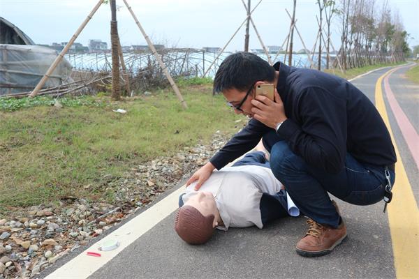 2-1车祸现场，“伤员”家属向120求救.JPG