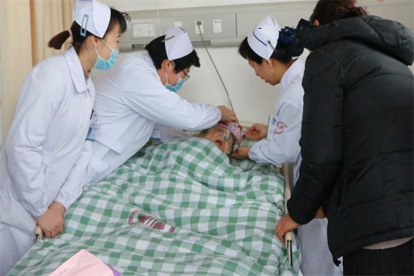 大家为顾阿婆戴生日帽.jpg 大家为顾阿婆戴生日帽.jpg