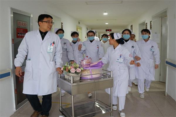 医务人员为顾阿婆精心准备生日惊喜.jpg 医务人员为顾阿婆精心准备生日惊喜.jpg